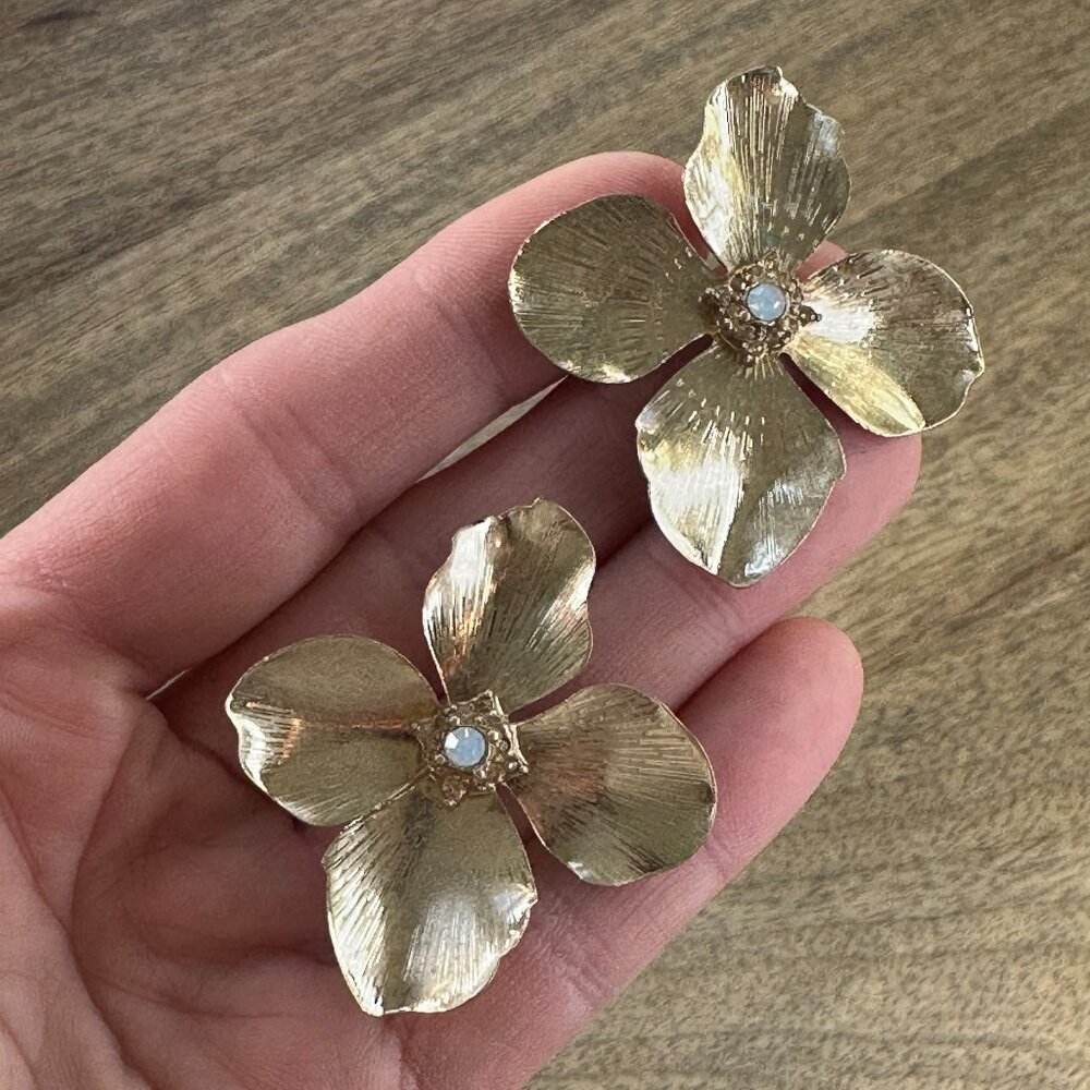 Flower stud earrings